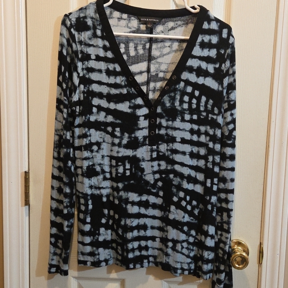 Rock & Republic Button V Neck Henley Size L